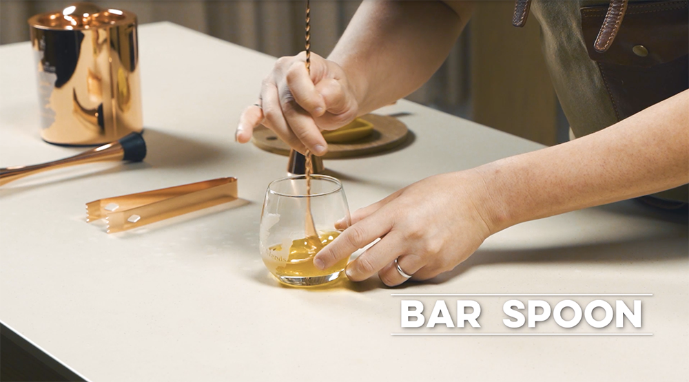 威士忌 用 Bar spoon 攪一攪。