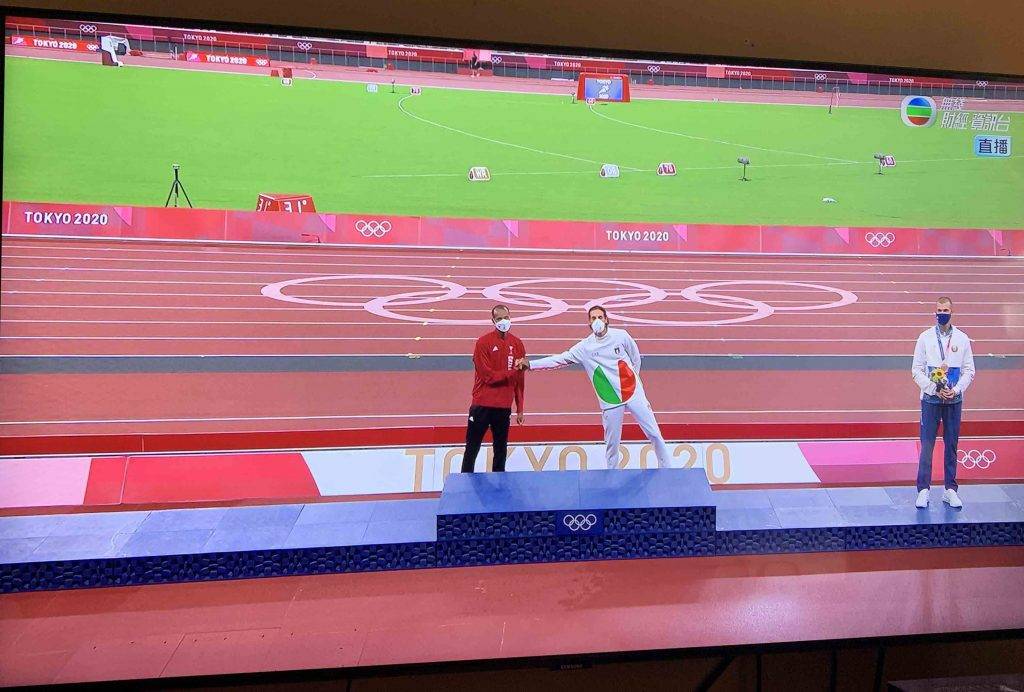 東京奧運 兩個人未上頒獎台，已經互相握手！