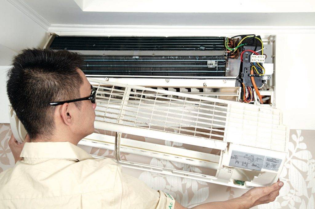 冷氣機唔凍 冷氣機 打開保護蓋，取出隔塵網進行清洗。