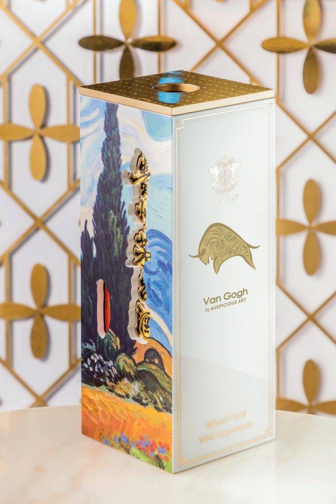 月餅 NFT 貴州茅台禮盒$6,000 牛氣沖天) 金牛上的圖案和禮盒靈感均來自梵高1889年的《麥田裡的絲柏樹》 Wheat Field with Cypresses）。