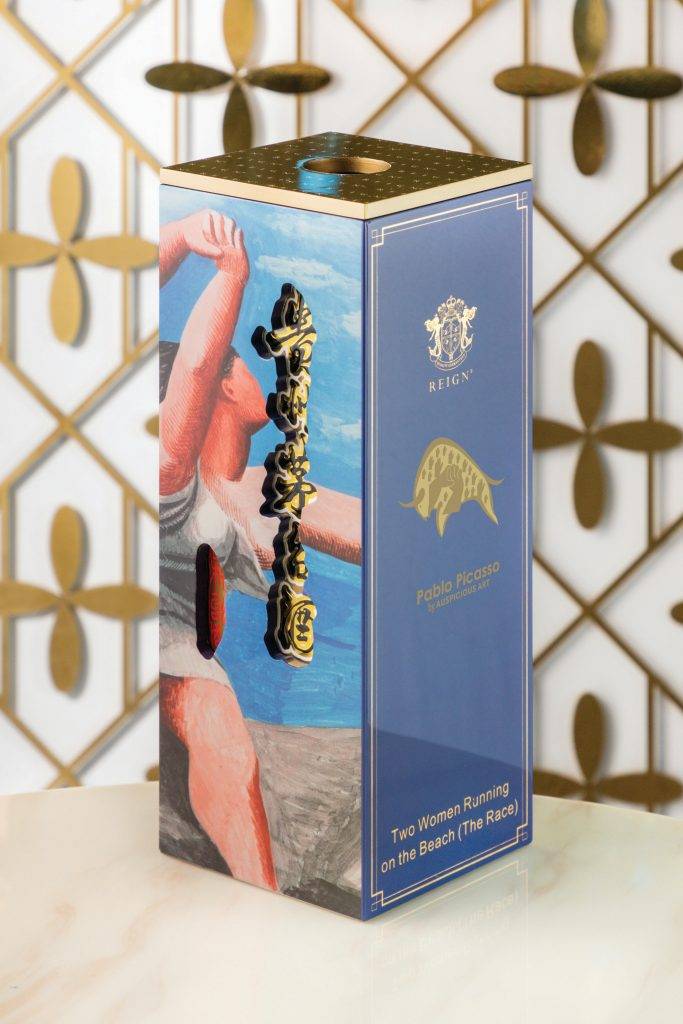 月餅 NFT 貴州茅台禮盒$6,000 牛轉乾坤) 以畢加索 1922 年「古典時期」的 代表作《沙灘上奔跑的兩女人》為 禮盒，金牛身上的是畫作中的手掌 圖案。