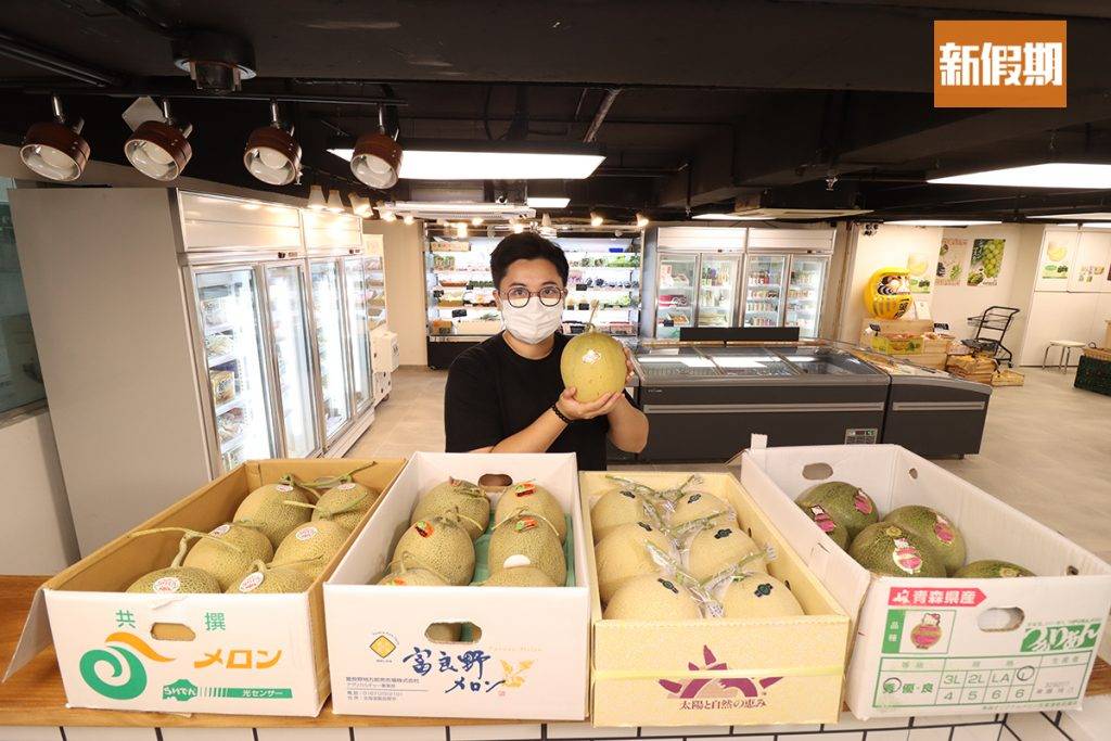 日本蜜瓜 一菓欄店主Elmo，是傳統果欄店舖的第三代，家族主要做批發生意，因為喜歡日本水果，又發覺有market，所以開了這間日本水果專門店。