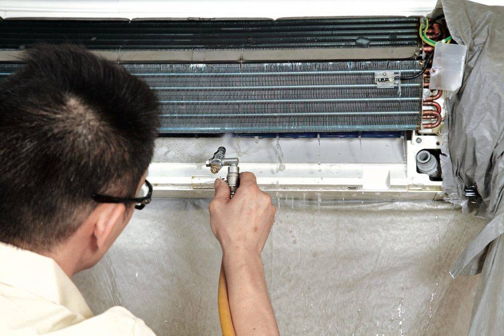 冷氣機唔凍 冷氣機 冷凝片積塵會令冷凝器效率下降，無法製造冷風。