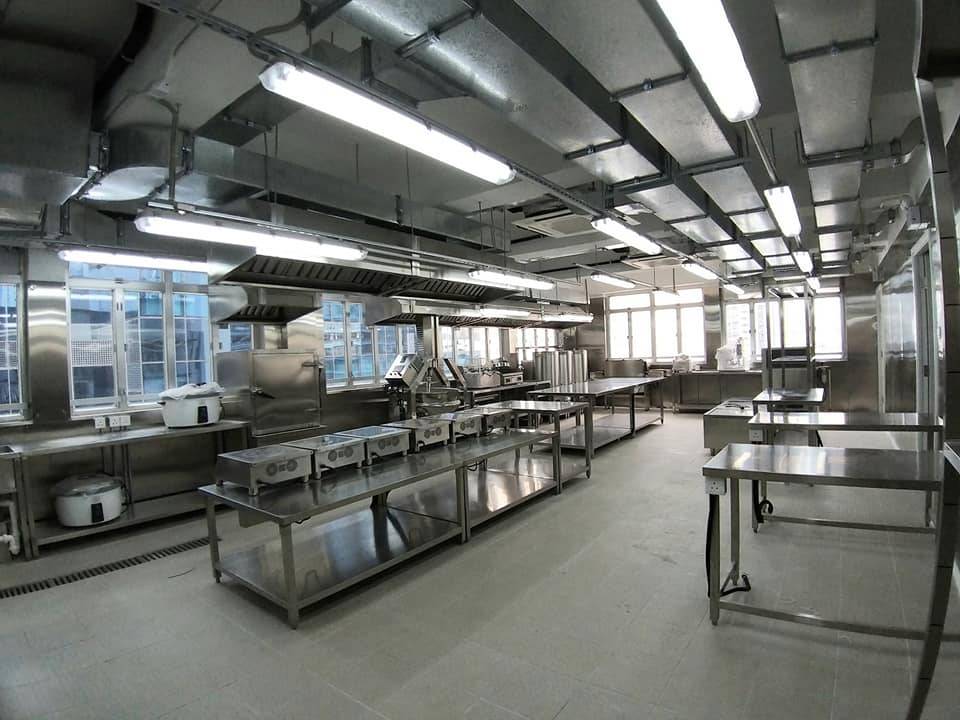 共廚家作設有2個大廚房，也有不少大型生產機器供家廚使用。