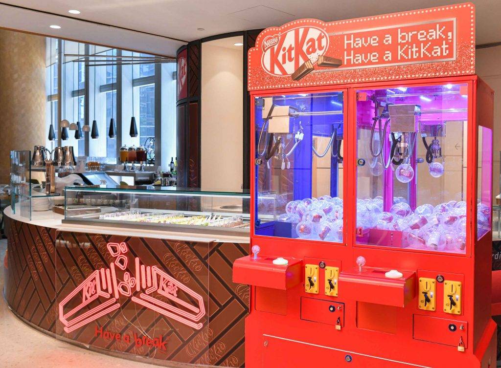 自助餐 香港首度推出的雀巢 Kit Kat 夾公仔遊戲機，每兩位惠顧自助餐的客人可獲得豐富禮物乙份