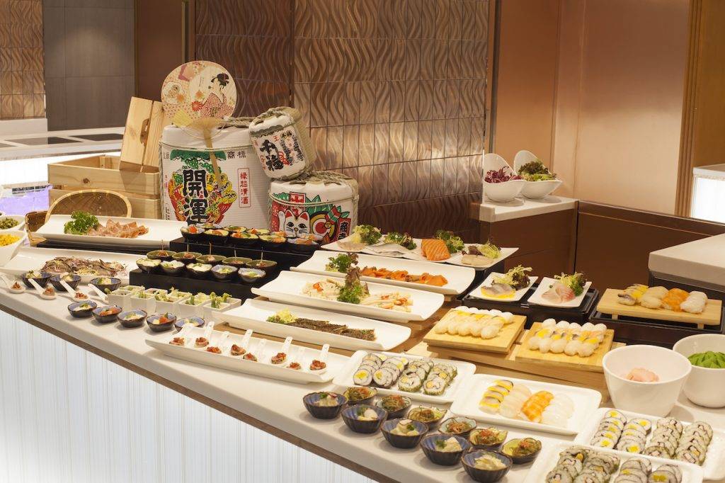 香港百樂酒店 多款海鮮、即切三文魚、希靈魚、鯛魚和帝皇蟹柳刺身，以及多款壽司和卷物