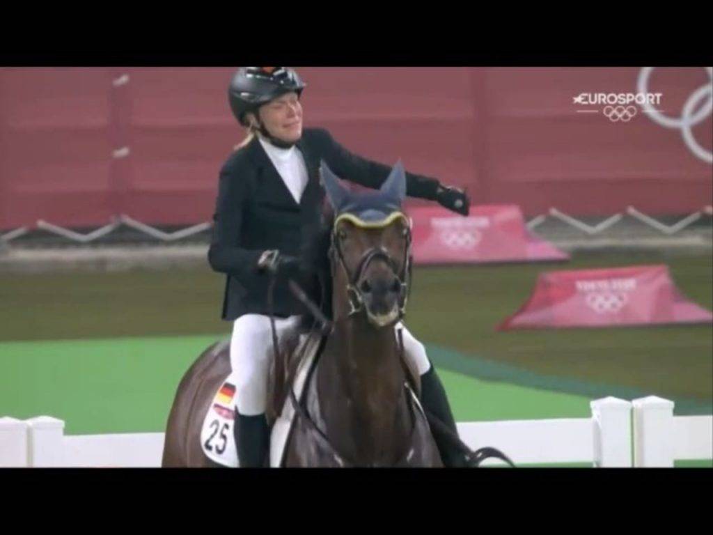 東京奧運 過程中因為馬匹不配合，情急之下AnnikaSchleu鞭了馬匹數下，被外界批評虐待動物。