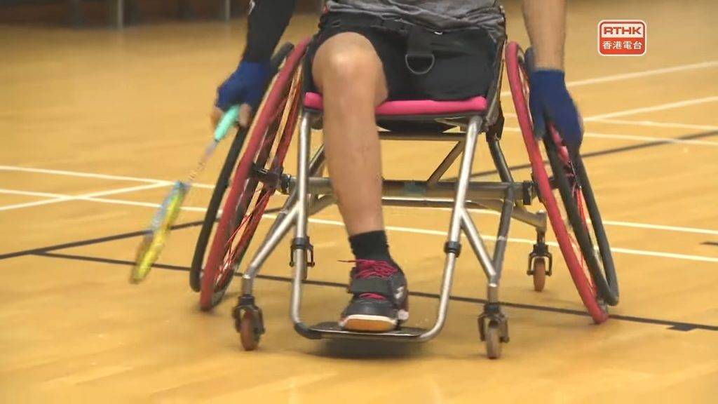 東京殘奧 因為意外截去左腳，卻令陳浩源有機會接觸輪椅羽毛球，更成為全職運動員。