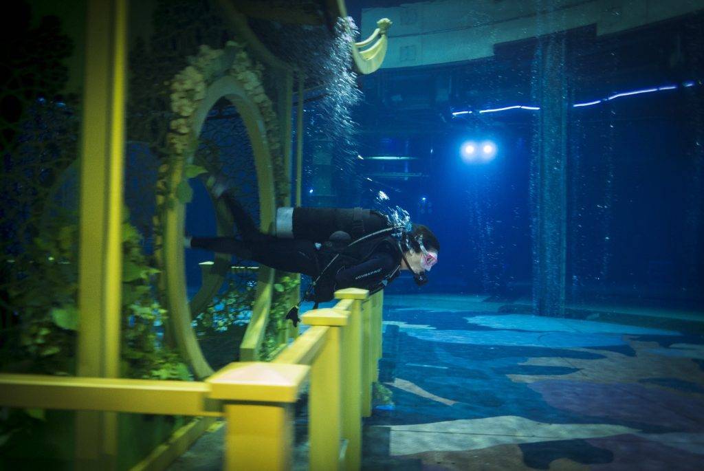 藝文薈澳2021 「水舞間水底潛歷之旅」會帶參加者潛到水舞間的水底，窺探水底舞台機關設計，更可親身嘗試控制水底機關！
