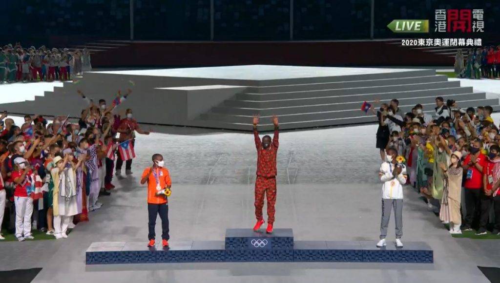 今屆東京奧運閉幕禮，首次為男女馬拉松運動員頒獎。（圖片來源：香港開電視截圖）