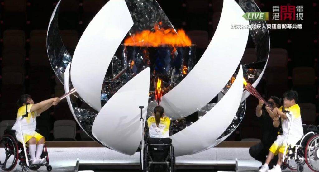 東京殘奧 三位日本殘奧火炬手坐着輪椅到火炬球前燃點聖火。