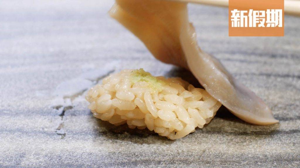 omakase 壽司內有芥末，不用再添加。