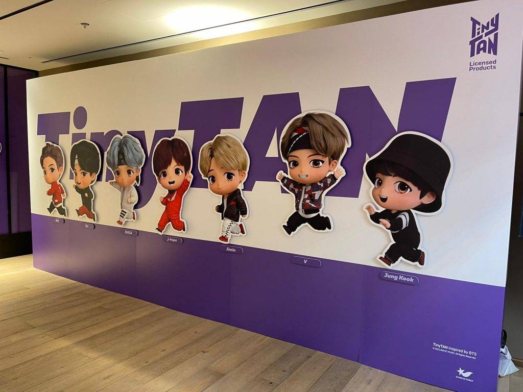 BTS 現場有巨大打卡牆，有齊曬7位成員TinyTAN角色。