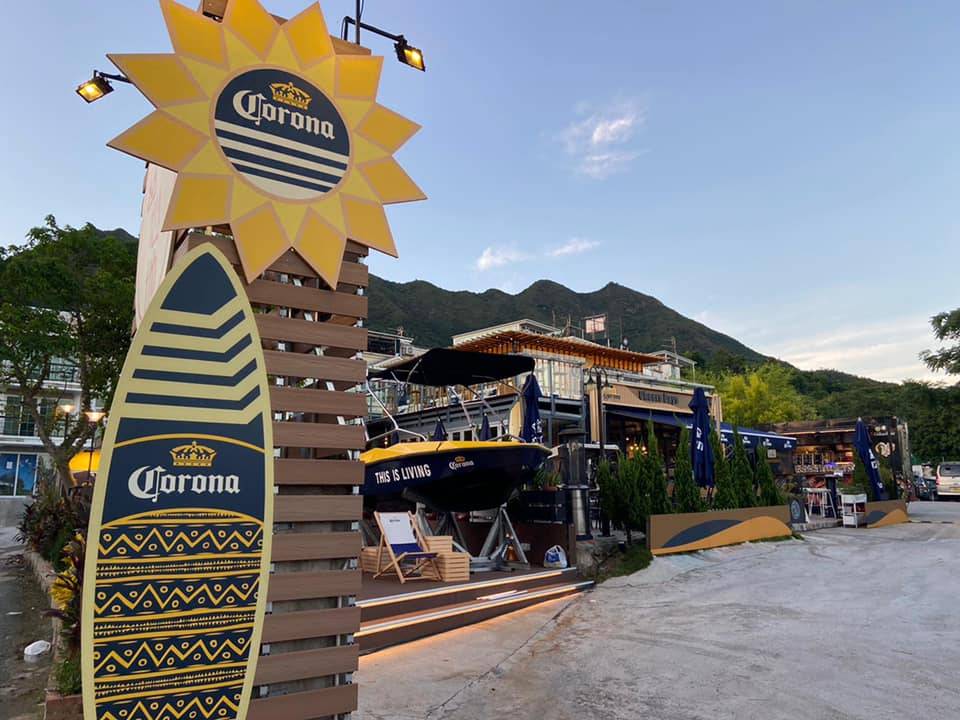 蠔灣跟啤酒品牌Corona合作，佈置天台座位。