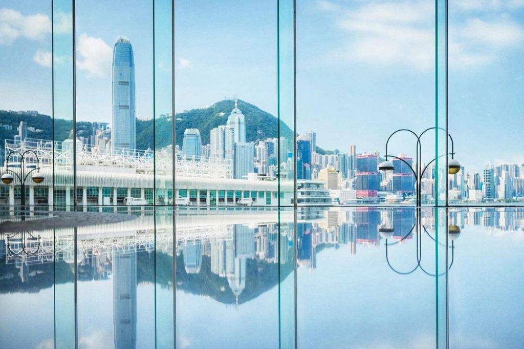 在維多利亞港海旁的海港城為香港最大型的購物中心，集購物、美食、娛樂、景觀於一身。（圖片來源：harbourcity@IG）