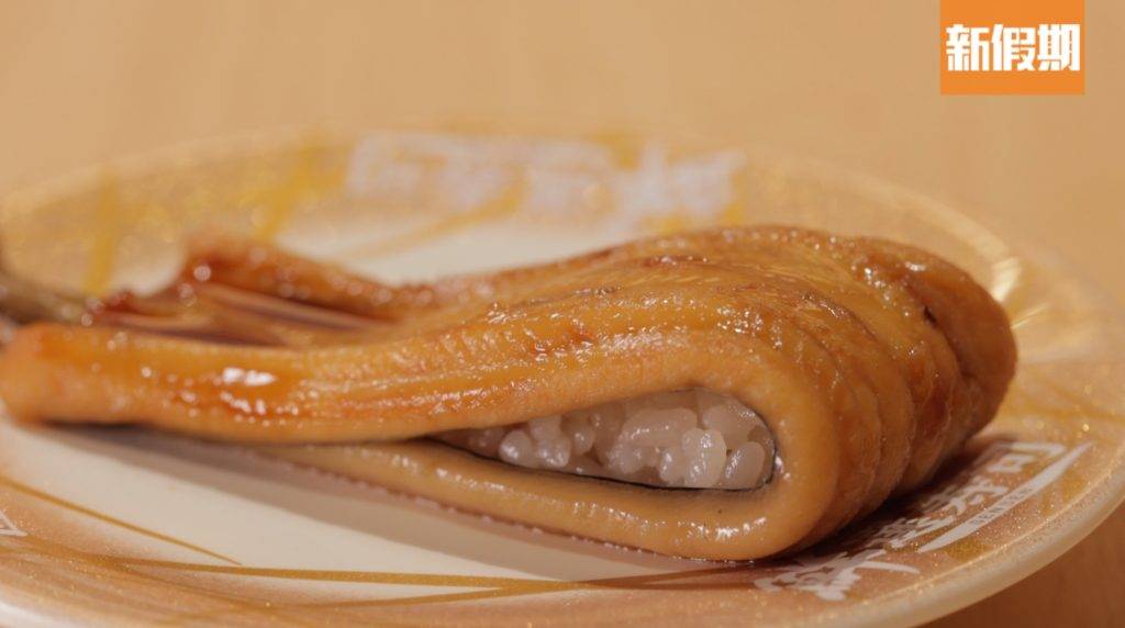 DONKI迴轉壽司店 原條穴子$27原條鰻魚大件過手掌，而且入口啖啖肉，配着鰻魚醬汁好惹味。