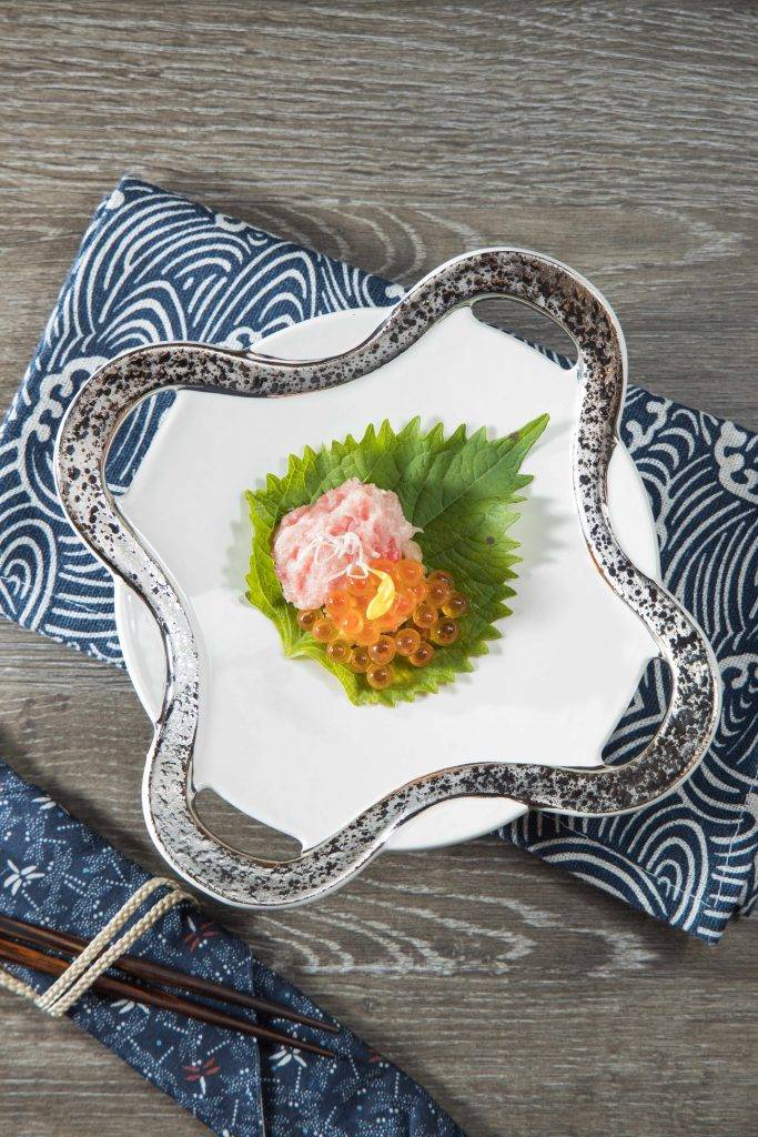 旺角 極樂壽司用細膩的吞魚蓉及油香的三文魚籽，雙重口感。