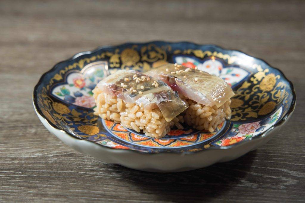 旺角 秋刀魚一夜干押壽司油脂豐腴，配上以光澤飽滿的米飯，溫潤順口。
