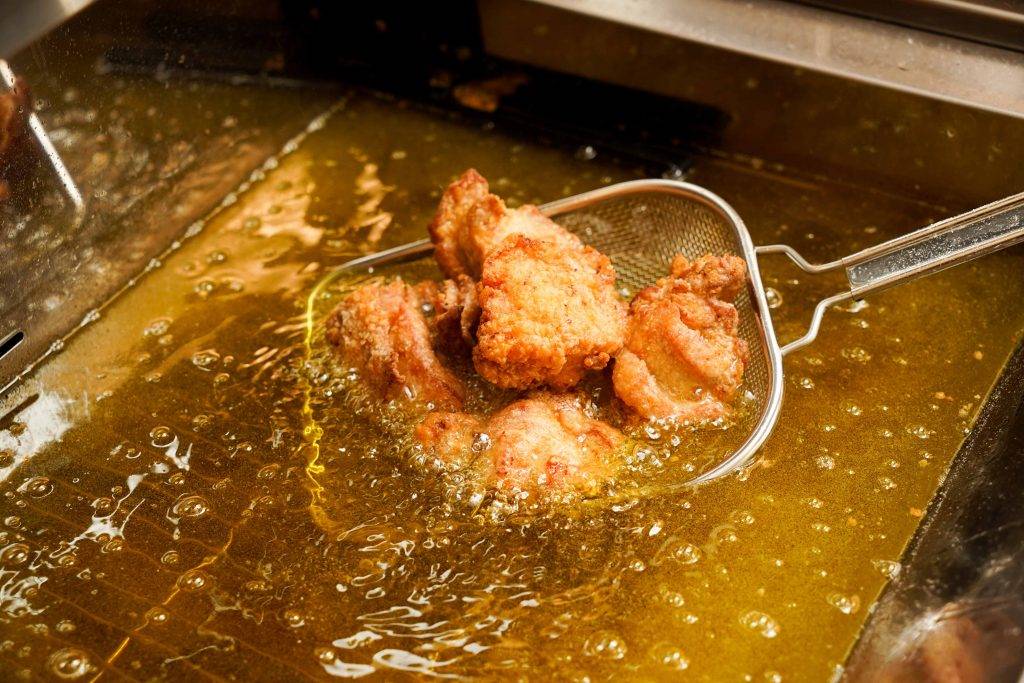 雞笑 用上2度油炸方法，讓雞肉緊緊鎖住水份。