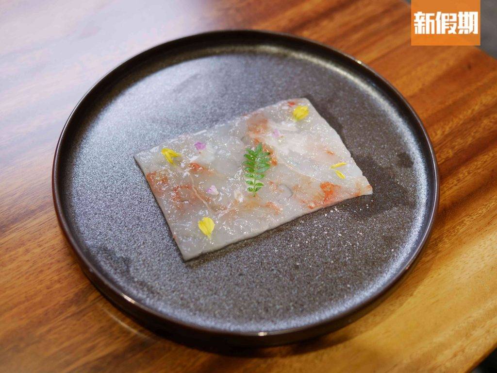 omakase 前菜先上冷盤或淡味的海鮮，例如刺身蝦餅。