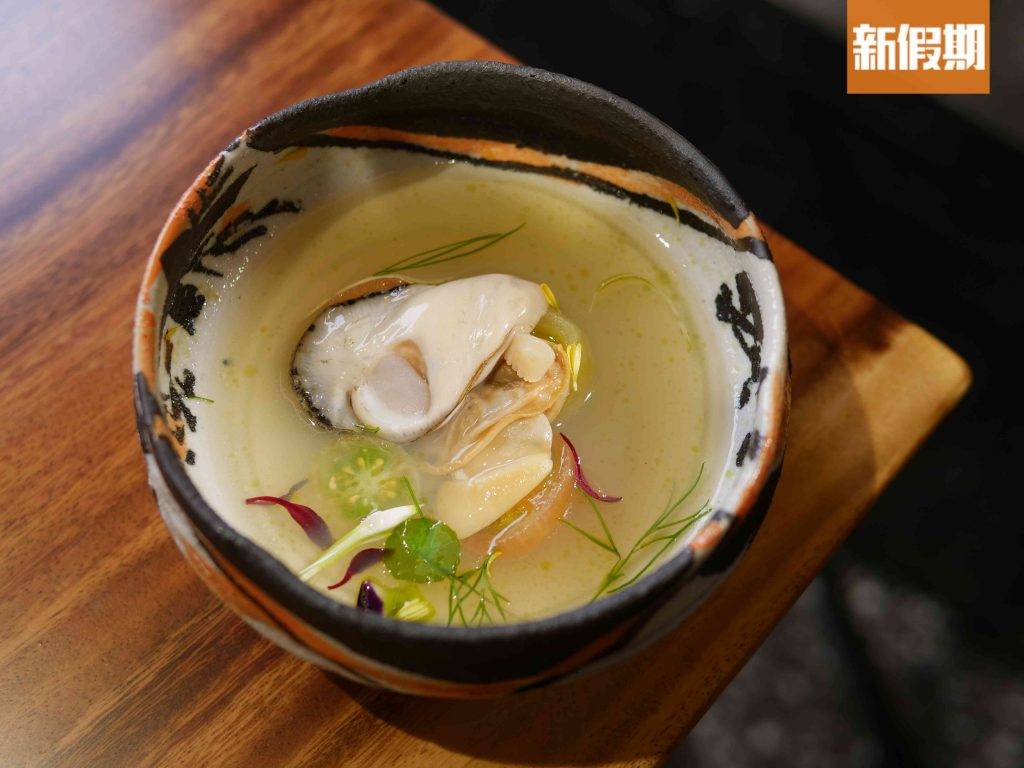 釧 日本生蠔白鳥貝蕃茄冷湯生蠔破格反傳統製作成冷湯，不過能保持生蠔的口味，也能吸引冷湯的湯底味。