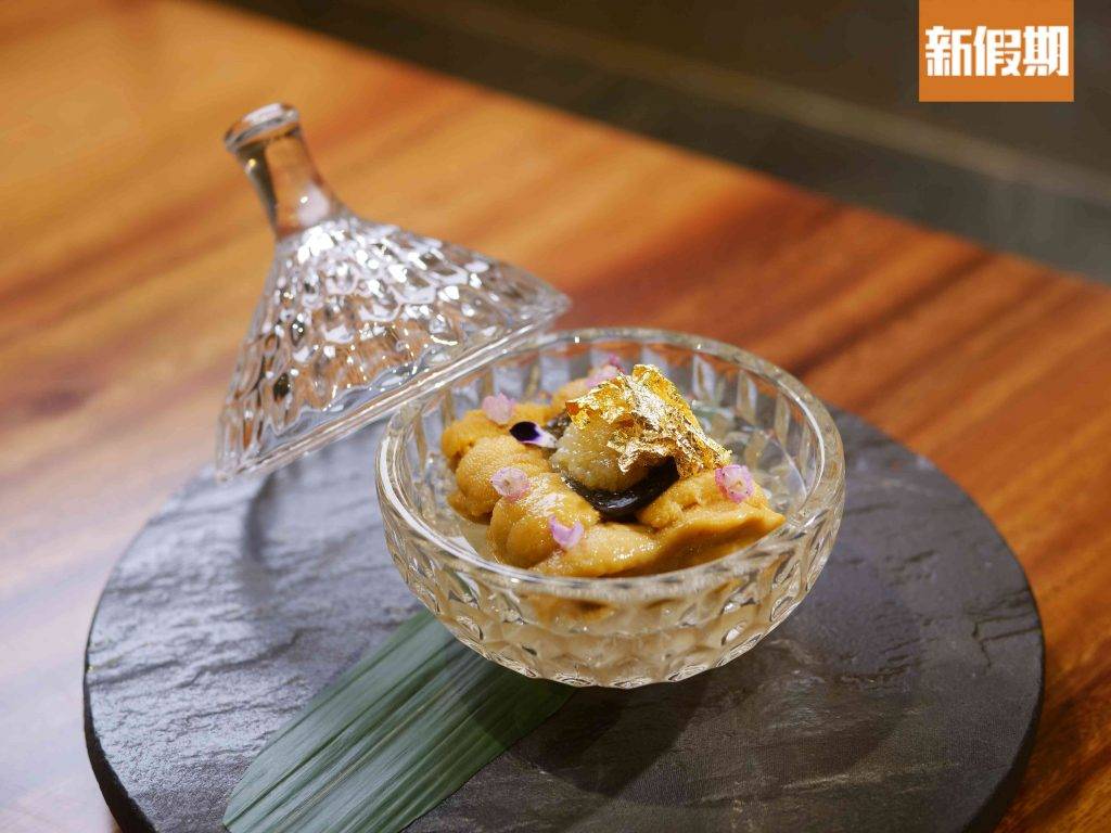 釧 海膽魚子醬松葉蟹啫喱以北海道馬糞海膽甘甜美味，下層帶有松葉蟹啫喱，鹹甜交錯。