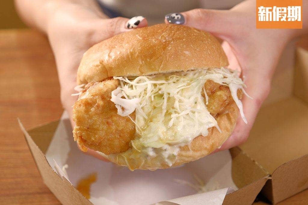 雞笑 南蠻炸雞漢堡在日本南蠻炸雞漢堡是期間限定菜式，而香港分店則變作常規菜式。大大塊炸雞配上他他醬及椰菜絲，開胃解膩。
