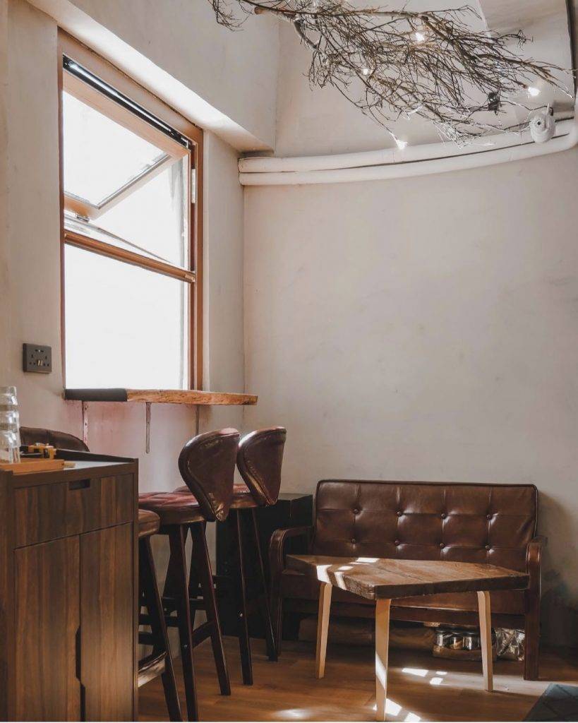 咖啡店 木色皮沙發和木製枱櫈，令整間店更為有質感。