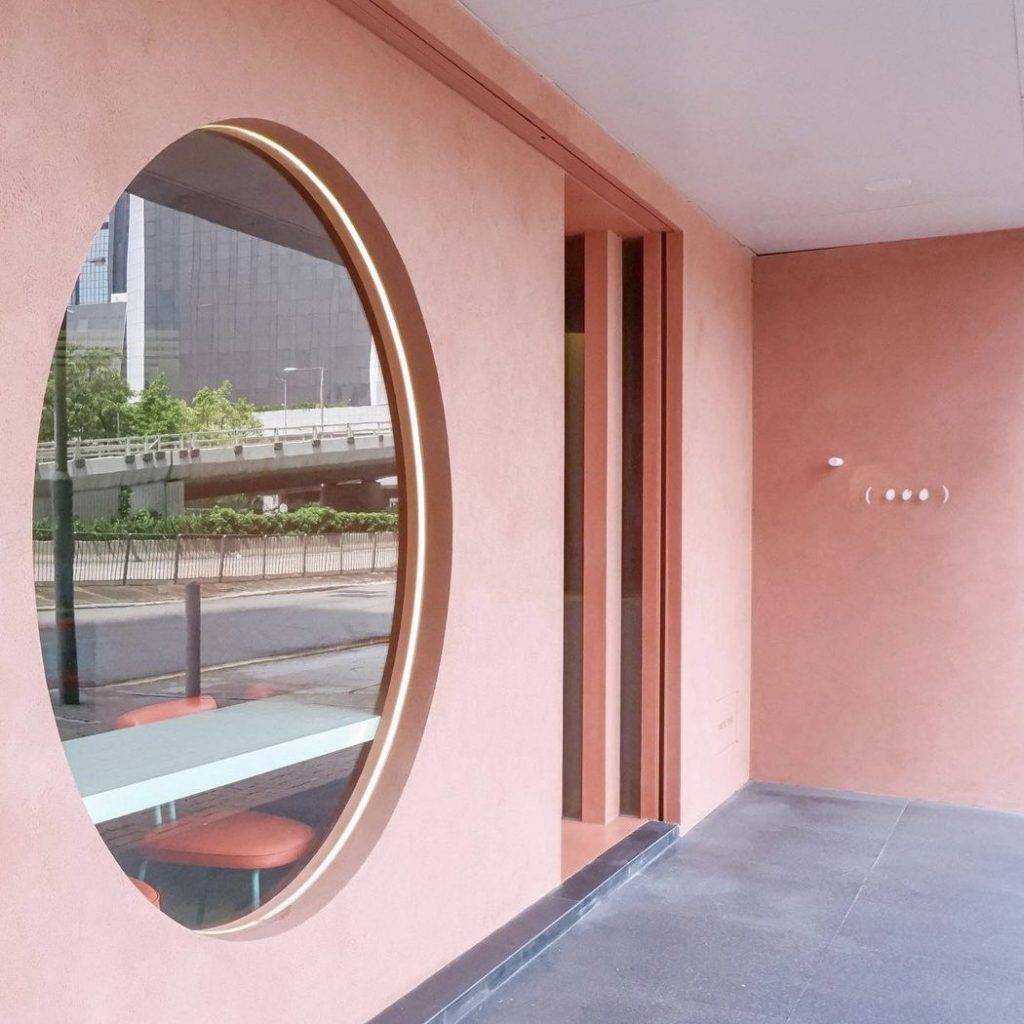 咖啡店 圓形透光落地窗配以珊瑚粉紅色牆身，呢個位喺嚟到必影嘅打卡熱點。