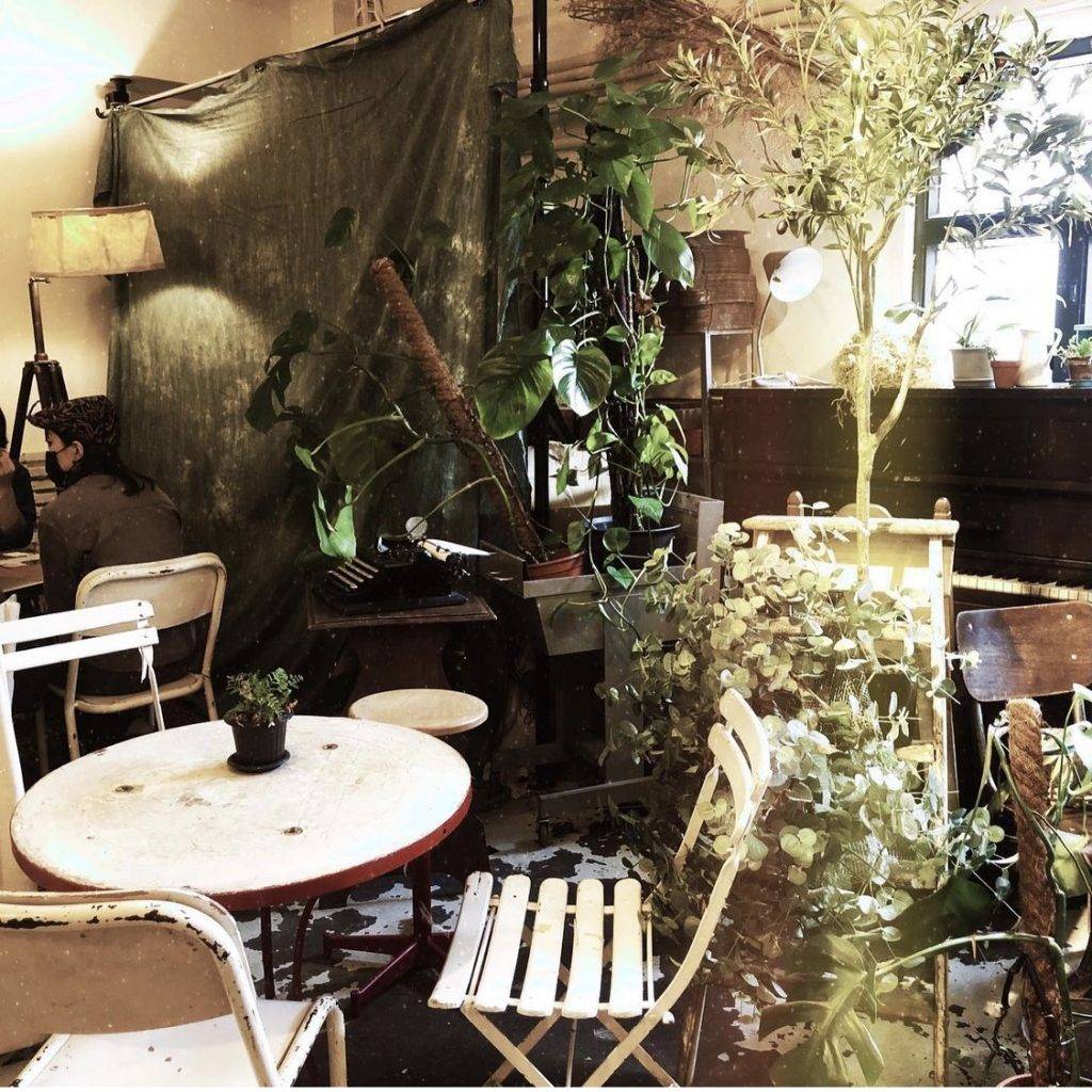 咖啡店 復古法式傢俱真喺令人好似進入咗法國小莊園一樣，估唔到觀塘呢個人多擠擁嘅工業地區都有一個小緣洲～