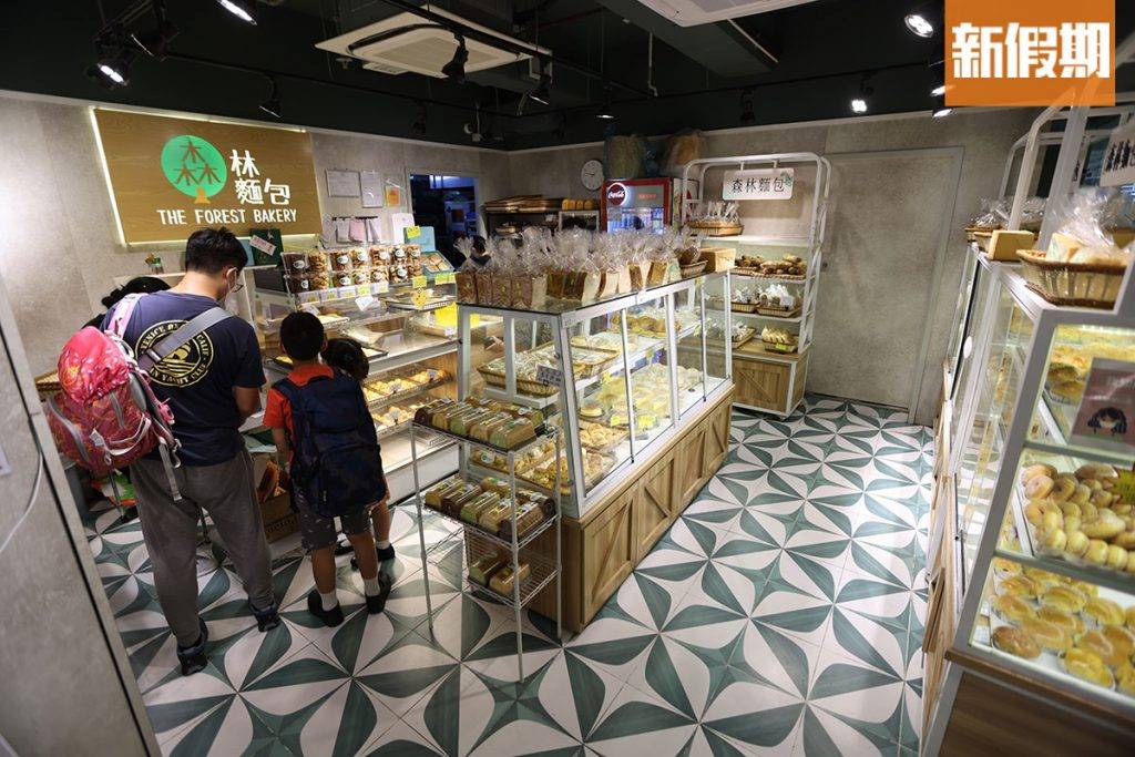 森林麵包 店舖位於樂華北邨商場中，是街坊們買早餐、下午茶的愛店。