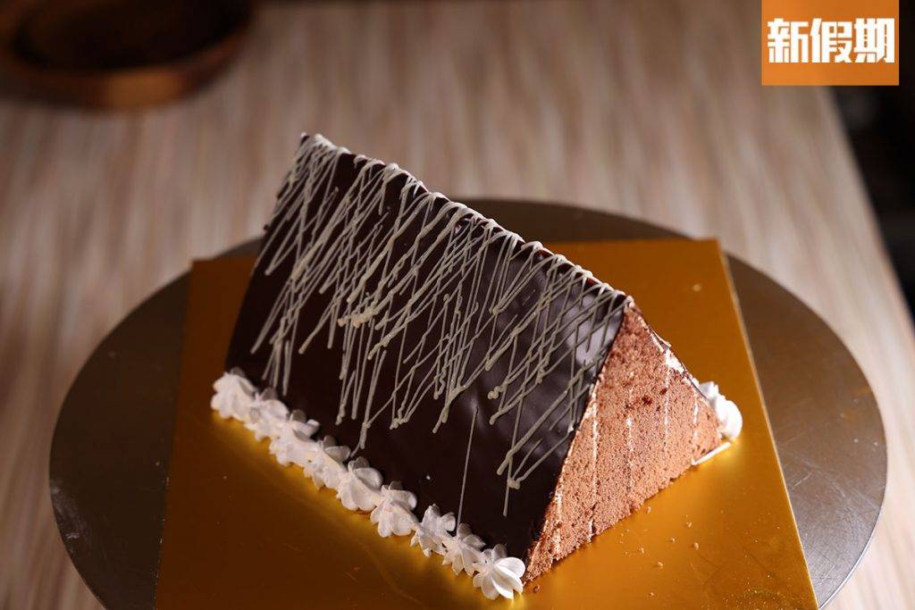 森林麵包 三角朱古力原個蛋糕8/1磅用上日本麵粉製成朱古力海綿蛋糕，配上香滑的朱古力淋面，雙重朱古力口感，濃郁滋味。