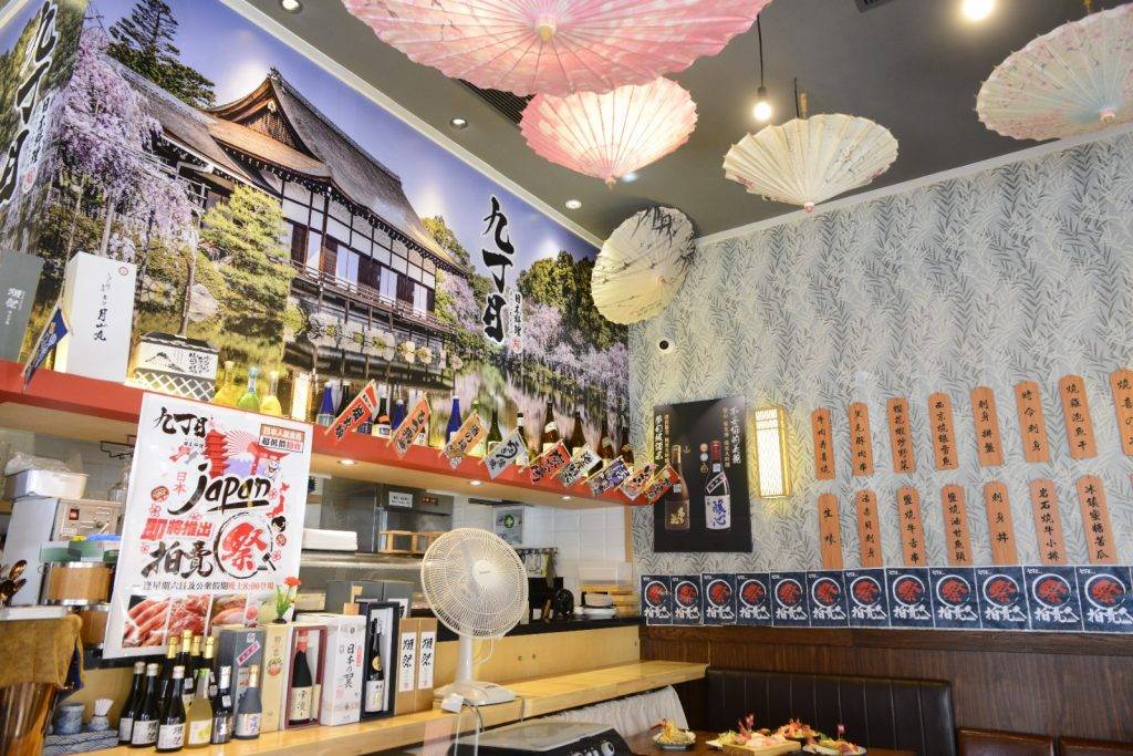 K Plus 餐廳內的天花掛滿油傘子，放滿不同日本酒，門外及內裡都充滿著濃濃的日本居酒屋氣氛。