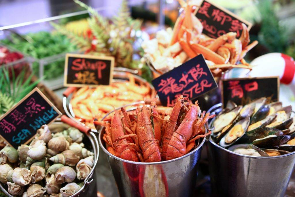 生蠔自助餐 多款精選冰鎮海鮮包括時令生蠔、龍蝦、青口、翡翠螺及凍蝦等。