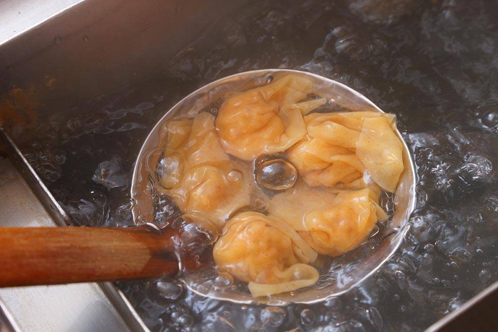 麻辣鮮蝦雲吞 傳統手包散尾雲吞包製方法，鳳尾滑溜好味。