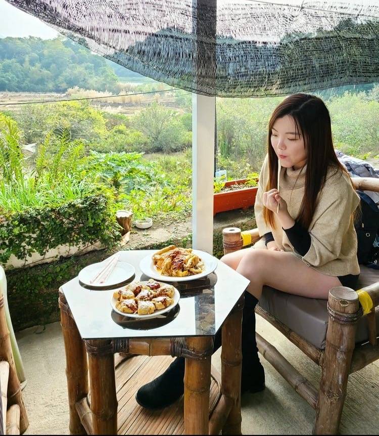 鹽田梓 在鄉誼茶座可以一邊享受美景，一邊享用美食。