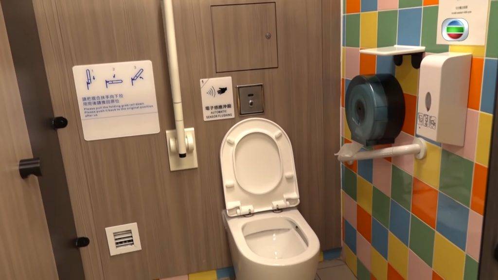 公廁 加入電子感應沖廁，減少接觸更衛生。