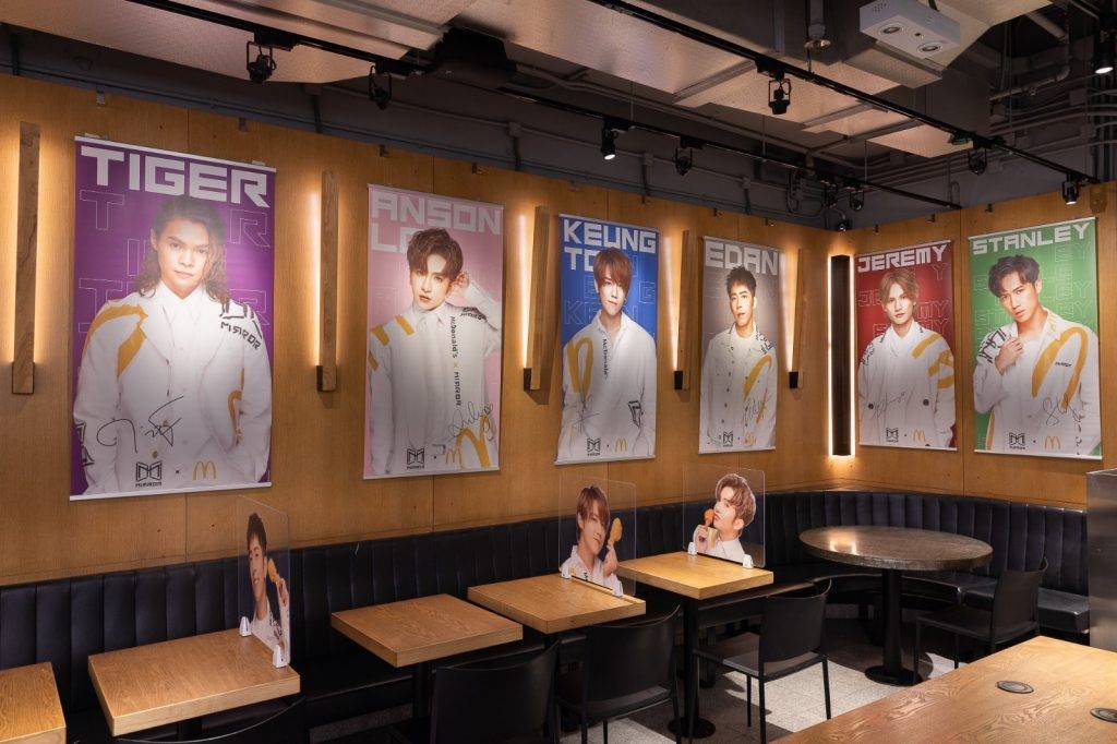 旗艦主題餐廳內部掛上MIRROR成員的個人肖像Banner，每幅Banner上均有成員的簽名，12位成員各有專屬顏色。（圖片來源：麥當勞）