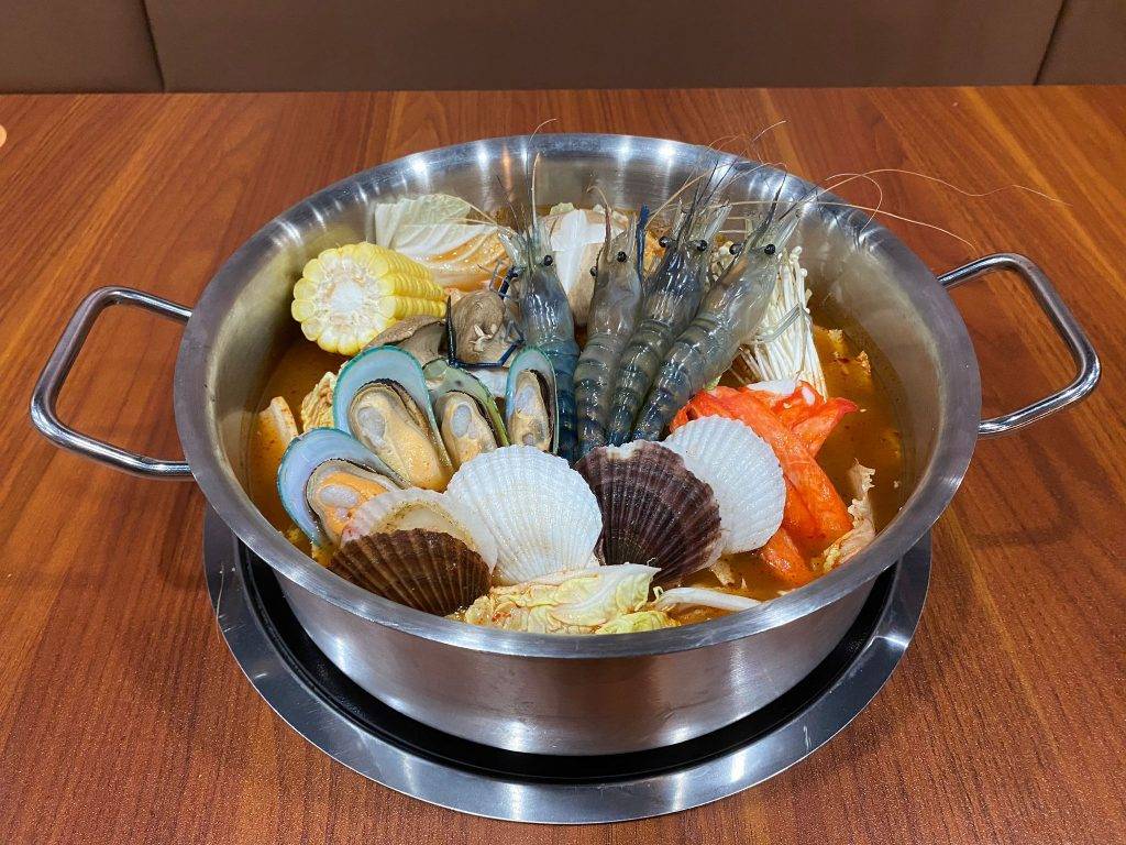 jk brother's 日式海鮮煉獄鍋這款湯底有齊青口、蝦等海鮮，湯底帶點香辣，麻辣味較少。（圖片來源：JK Brother
