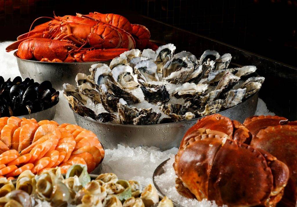 生蠔自助餐 在「秋日蟹宴」自助晚餐期間，冰鎮海鮮區加入蟹黃飽滿的麵包蟹和殼薄肉嫰的三點蟹。