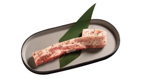 牛角燒肉 韓國豚腩肉同樣以特大份量約25厘米奉上，提供原味及黑椒鹽供選擇，油花均勻細膩，嚼感超正，帶來完美口感！