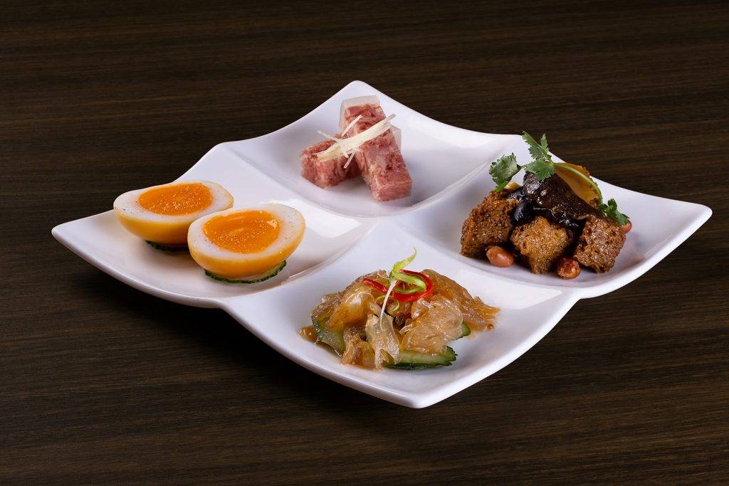 大閘蟹套餐 4款招牌前菜：陳醋紅蜇頭、水晶肴肉、四喜烤麩及淮鹽溏心燻蛋。