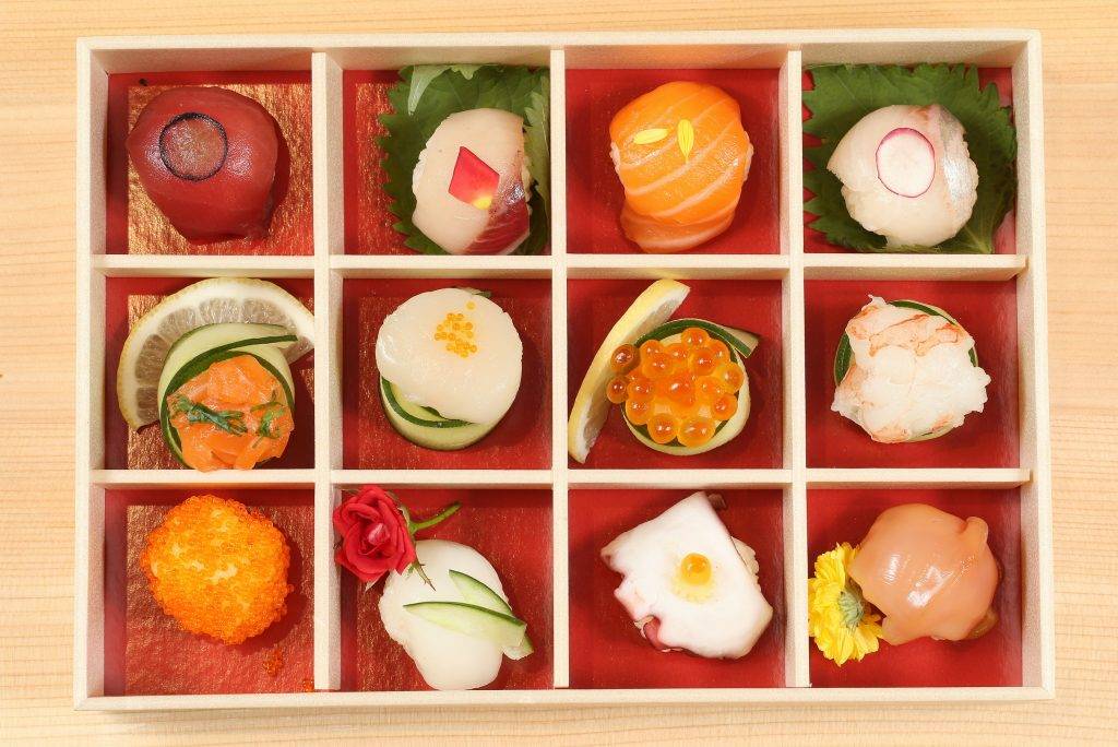 一田超市 手鞠壽司盛合推廣價:8/盒 每日限量20盒)這個盛合壽司一共12件，例如有三文魚、三文魚子、帶子等，而且是限量發售，想食就預早購買啦！