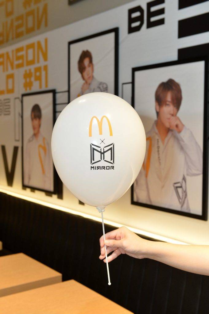 旗艦主題餐廳會於指定時間內免費派發印有MIRROR和麥當勞Logo的限量版氣球