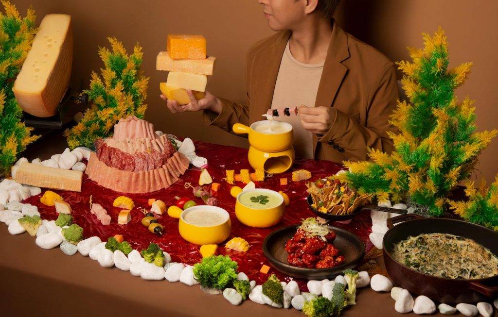 逸東酒店 普慶餐廳更於週末下午茶時段推出暖笠笠的「芝士火鍋週末下午茶自助餐」