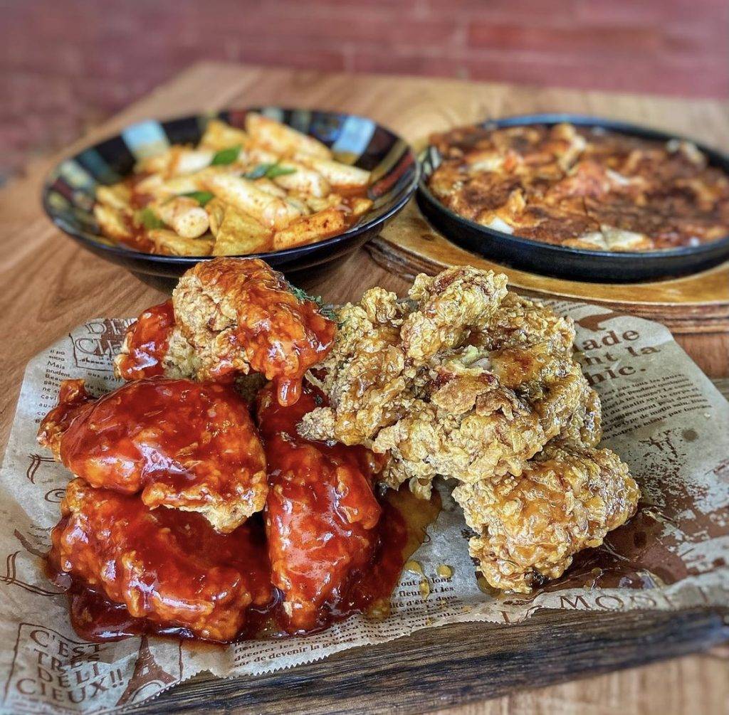 Red Chicken是位於尖沙咀頗有名氣的韓國餐廳，招牌菜為半半炸雞。（圖片來源：justchewme）
