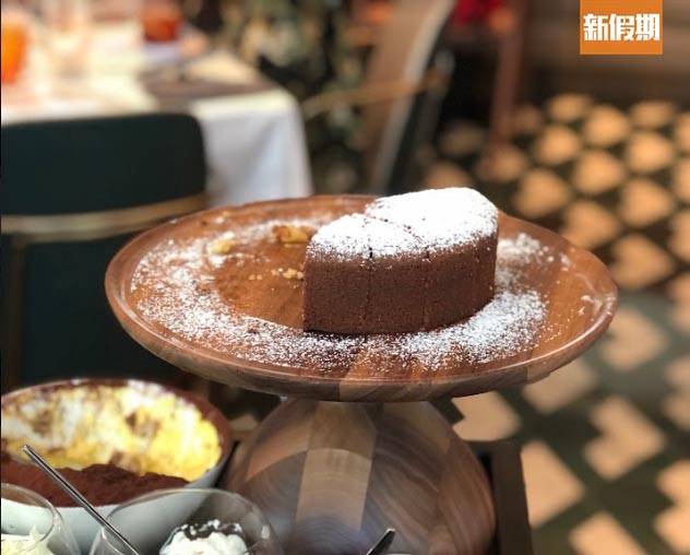 thehari 甜品會放在餐車上推出來，給客人選擇，選擇有三款，包括傳統的無麵粉朱古力蛋糕Caprese cake、Tiramisu。
