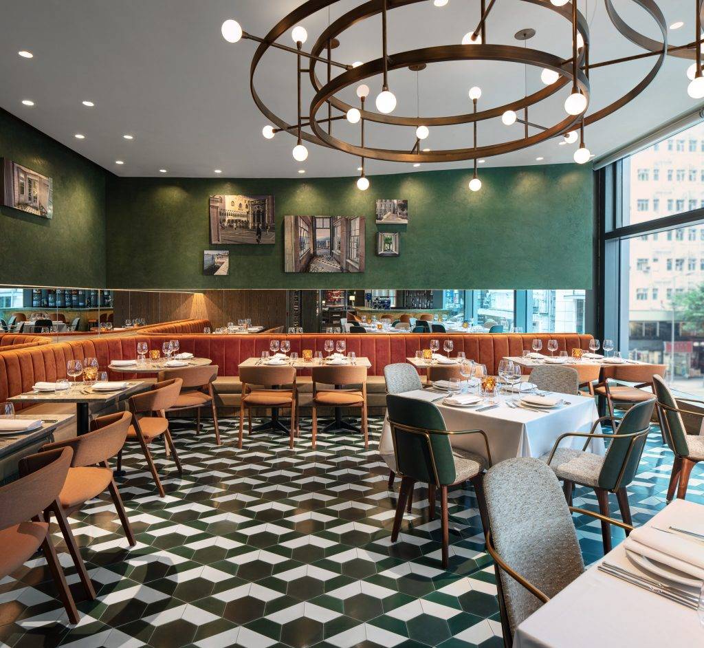 thehari Lucciola意大利餐廳位於The Hari酒店，黑白地磚、墨綠牆身及橙紅梳化，設計用色鮮明，加上窗外日光，白天坐著用餐尤其精神！