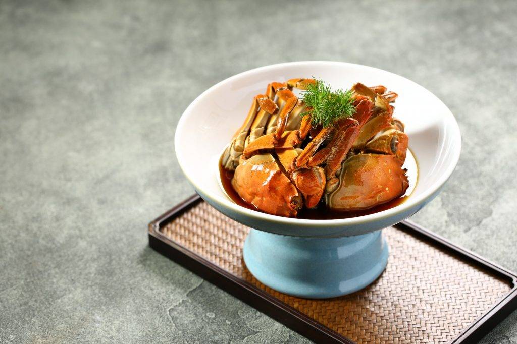 大閘蟹套餐 廿年太雕熟醉蟹時價）是夜上海的招牌菜。