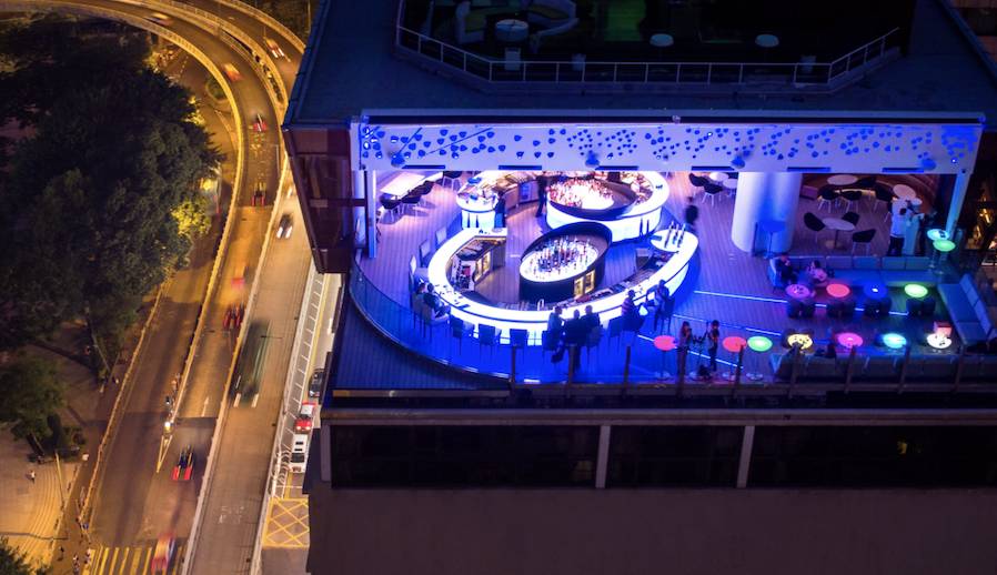 SKYE天台酒吧及餐廳位於香港柏寧酒店27樓，可飽覽繁囂的街景。（圖片來源：SKYE Roofbar & Dining）